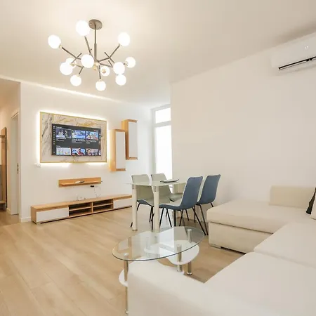 Miku Apartment-brand New At Wilson Square Apartment *