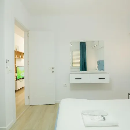 Апартаменты Miku Apartment-brand New At Wilson Square *