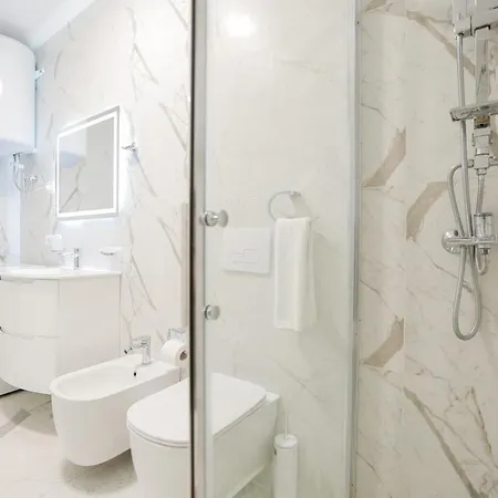 Апартаменты Miku Apartment-brand New At Wilson Square