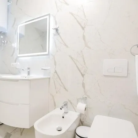 Апартаменты Miku Apartment-brand New At Wilson Square